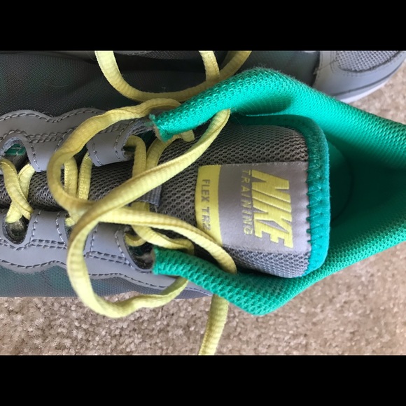 Nike gray and yellow gym shoes - Picture 3 of 4